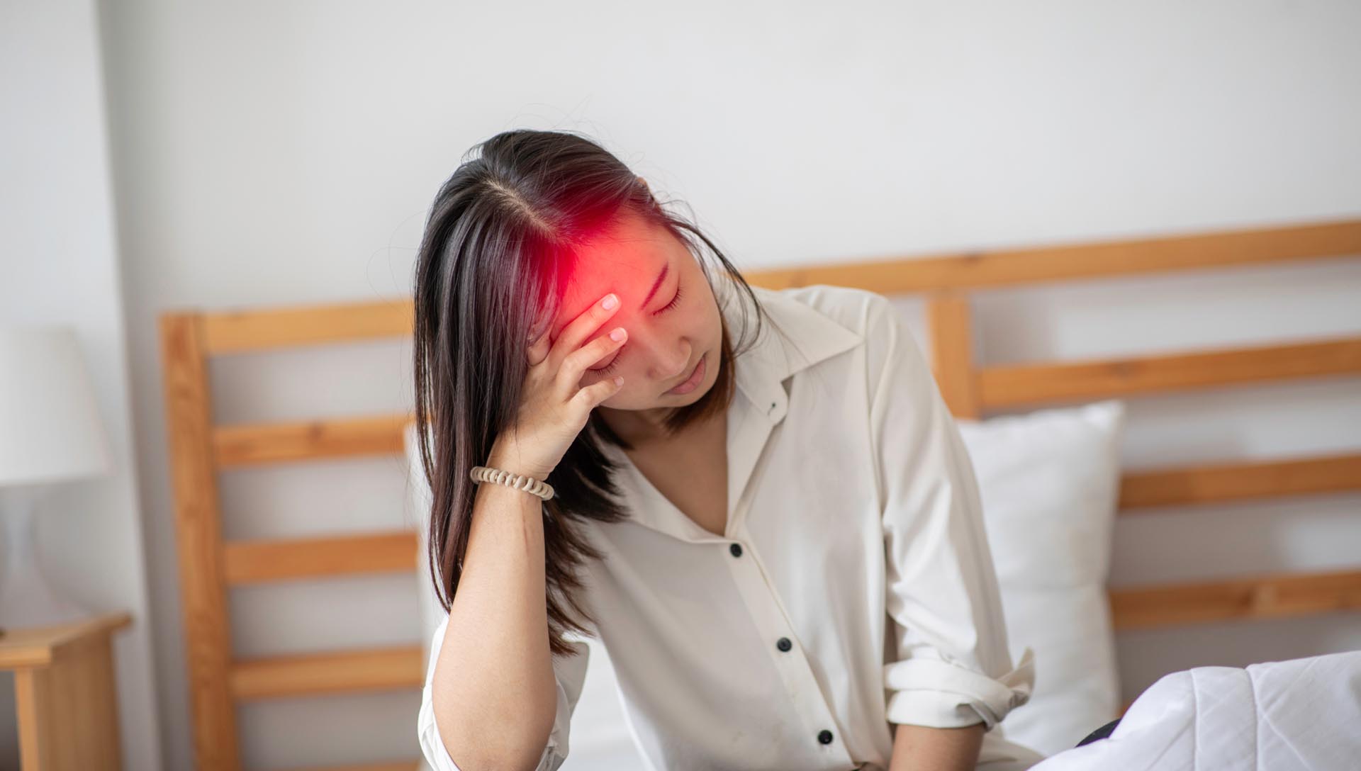 女性頭痛與偏頭痛情境示意圖