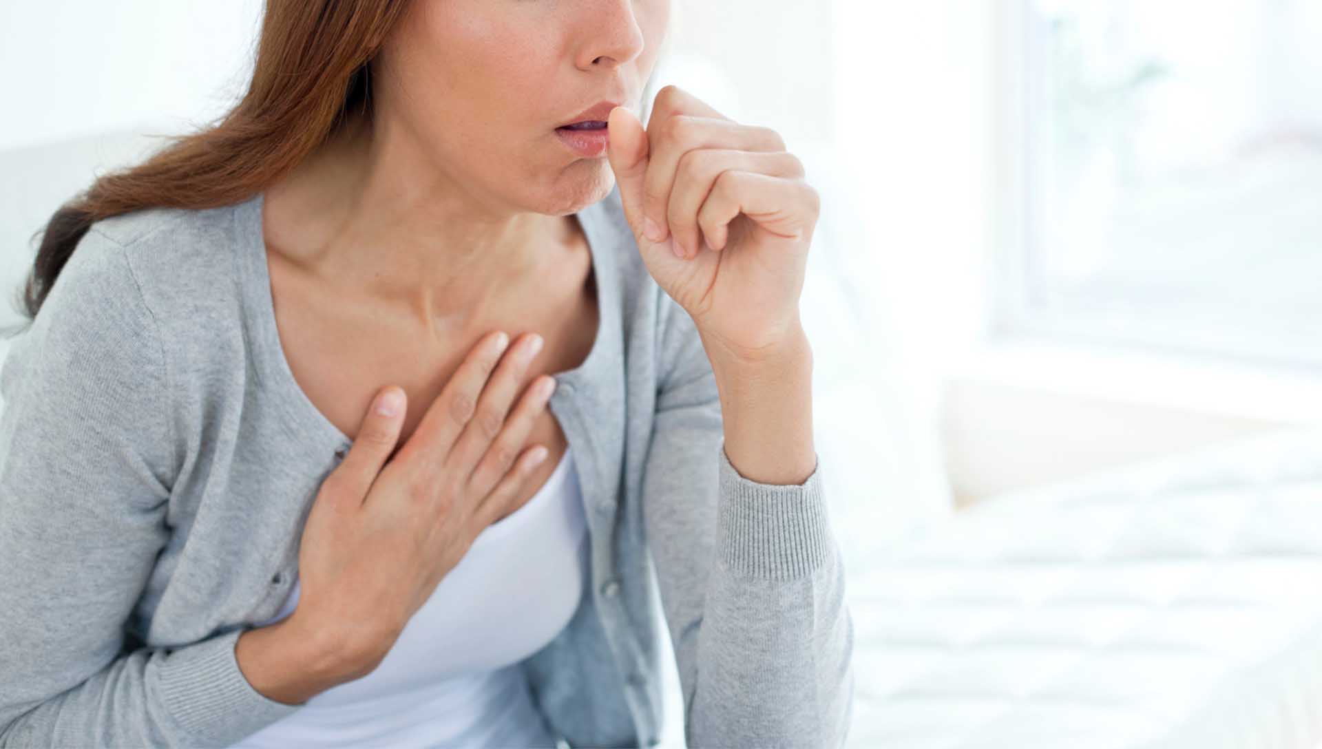 女性出現咳嗽與喉嚨不適，常見感冒及呼吸道症狀情境